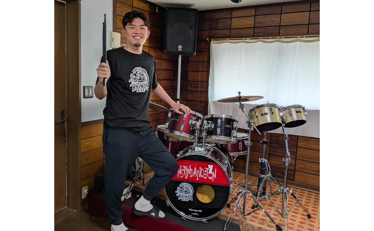 ご依頼主の廣島祐一朗様とステッカーを貼ったドラムセット