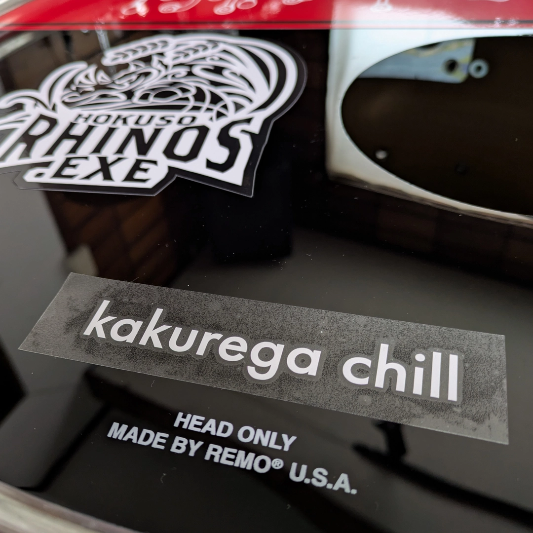 カッティングステッカーの転写シートが貼ってある状態のバスドラムヘッド