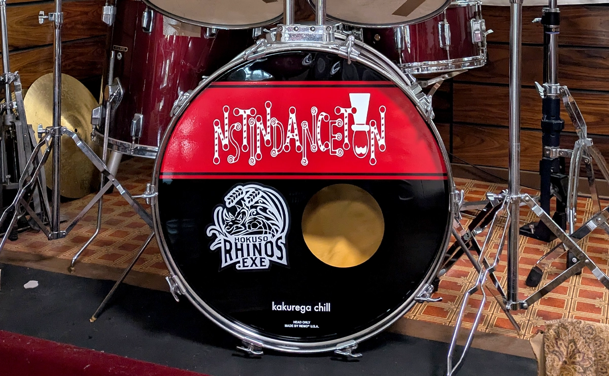 【貼り作業込】バスドラムヘッドステッカー3種　3種のステッカーが貼ってあるバスドラムヘッド