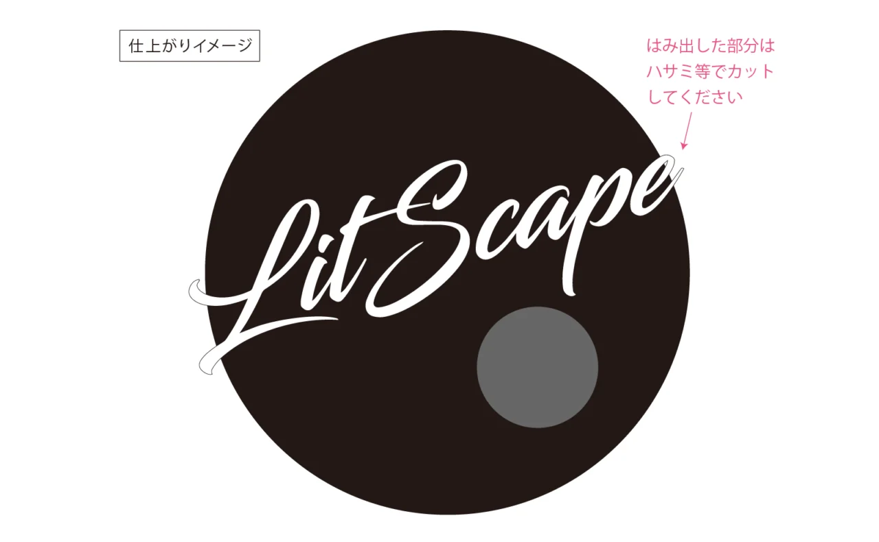 バスドラムヘッドにカッティングステッカーを貼ったイメージ。はみ出した部分はハサミ等でカットしてください。